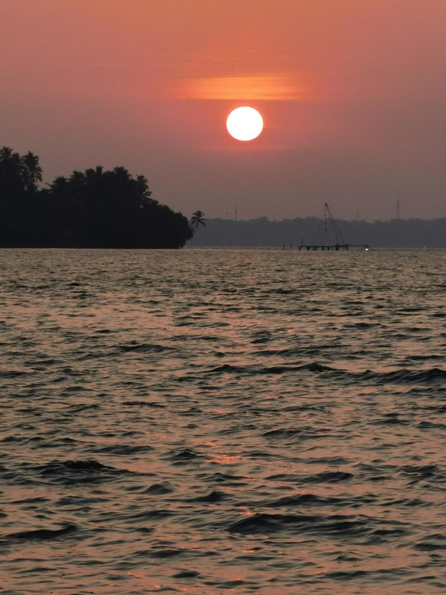 Santa Maria Hostel Munroe Island Mundrothuruth Экстерьер фото